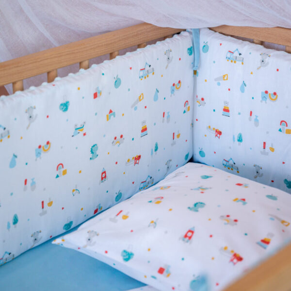 Βαμβακερή προστατευτική πάντα κούνιας με print Toys Boy | Karfitsomensogatos