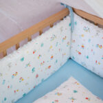 Βαμβακερή προστατευτική πάντα κούνιας με print Toys Boy | Karfitsomensogatos