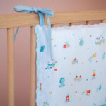 Βαμβακερή προστατευτική πάντα κούνιας με print Toys Boy | Karfitsomensogatos