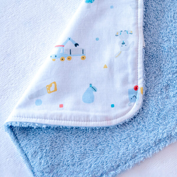 Βρεφικό πανάκι/πετσετάκι φροντίδας από βαμβάκι Oeko-Tex με Toys Boy print | Karfitsomenosgatos