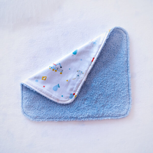 Βρεφικό πανάκι/πετσετάκι φροντίδας από βαμβάκι Oeko-Tex με Toys Boy print | Karfitsomenosgatos