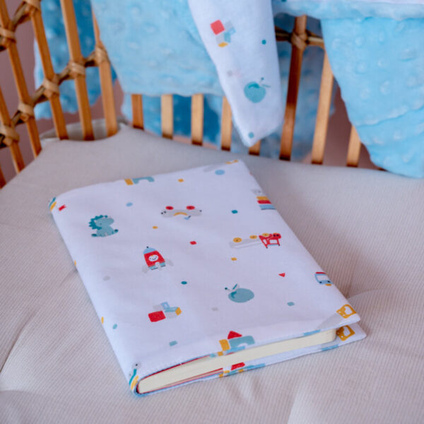 Υφασμάτινη θήκη βιβλιαρίου υγείας από βαμβάκι Oeko-Tex με Toys Boy | Karfitsomenos Gatos