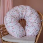 Βαμβακερό μαξιλάρι θηλασμού/εγκυμοσύνης με print Pretty Flowers | Karfitsomenosgatos