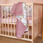 Βρεφική βελουτέ κουβέρτα από βαμβάκι Oeko-Tex με print Peonies | Karfitsomenosgatos