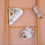 Βρεφικό πανάκι/πετσετάκι φροντίδας από βαμβάκι Oeko-Tex με Peonies print | Karfitsomenosgatos