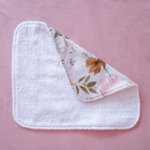 Βρεφικό πανάκι/πετσετάκι φροντίδας από βαμβάκι Oeko-Tex με Peonies print | Karfitsomenosgatos