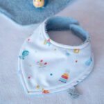 Βρεφική σαλιάρα από βαμβάκι Oeko-Tex με Toys Boy print | Karfitsomesogatos