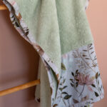 Παιδικό πόντσο θαλάσσης από βαμβάκι Oeko-Tex με Peonies print | Karfitsomenosgatos