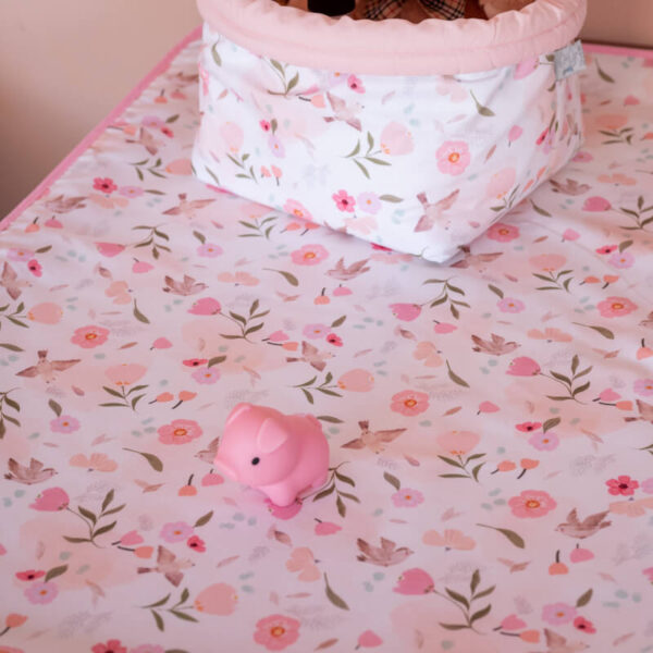 Αδιάβροχο κάλυμμα αλλαγής πάνας από βαμβάκι Oeko-Tex με Pretty Flowers print | Karfitsomenosgatos
