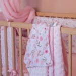 Βρεφική βελουτέ κουβέρτα από βαμβάκι Oeko-Tex με print Pretty Flowers | Karfitsomensogatos