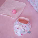 Βρεφική σαλιάρα από βαμβάκι Oeko-Tex με Pretty Flowers print | Karfistosmenosgatos