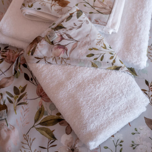 Βρεφική μπουρνουζοπετσέτα από βαμβάκι Oeko-Tex με Peonies print | Karfitsomenosgatos