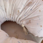 Βαμβακερό μαξιλάρι θηλασμού/εγκυμοσύνης με print To The Moon | Karfitsomenosgatos