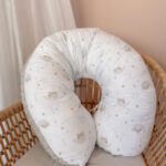 Βαμβακερό μαξιλάρι θηλασμού/εγκυμοσύνης με print To The Moon | Karfitsomenosgatos