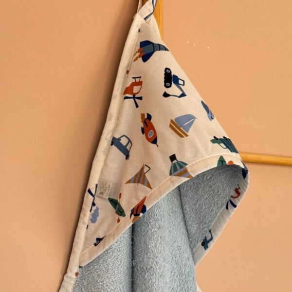 Βρεφική μπουρνουζοπετσέτα από βαμβάκι Oeko-Tex με Vehicles print | Karfitsomenosgatos
