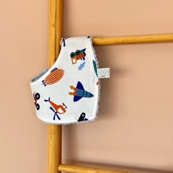 Βρεφική σαλιάρα από βαμβάκι Oeko-Tex με Vehicles print | karfitsomenosgatos