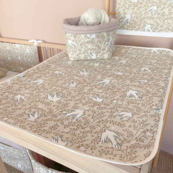 Αδιάβροχο κάλυμμα αλλαγής πάνας από βαμβάκι Oeko-Tex με Swallow print Karfitsomenosgatos