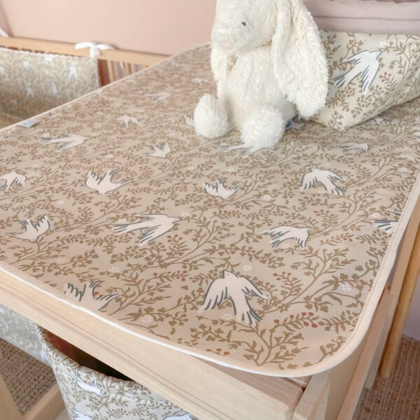 Αδιάβροχο κάλυμμα αλλαγής πάνας από βαμβάκι Oeko-Tex με Swallow print Karfitsomenosgatos