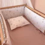 Βαμβακερή προστατευτική πάντα κούνιας με print To The Moon | Karfitsomenosgatos